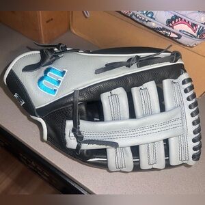 BRAND NEW Wilson Baseball Glove